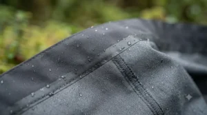 Model wearing comfortable fit waterproof rain pants | Modèle portant des pantalons de pluie imperméables à la coupe confortable